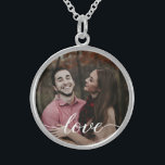 personlig Foto Necklace för "Kärlek i yttervärlden Sterling Silver Halsband<br><div class="desc">Skapa ett evigt minne med Personligen "Yttre Kärlek" Photo Necklace, en gåva hon kommer att uppskatta för evigt. Det här halsbandet är en utsökt och hjärtfull gest som gör att du kan anpassa det med ditt favoritfoto tillsammans och fånga upp ett ögonblick som är viktigt för er båda. Ord "Kärlek"...</div>