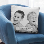 Personlig Foto och meddelande Kudde<br><div class="desc">Denna vackra kudde med ett foto av två barn och ett meddelande som lyder "Kärlek You Pappa" och pojkarna namn kan enkelt anpassas med ditt eget foto och personliga meddelande.</div>