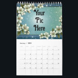 Personlig - foto- och skriptkalender kalender<br><div class="desc">"Skapa en kalender av typen en i taget med vår fullständiga anpassade-design! Anpassa varje månad med egna foton, speciella minnen och meningsfulla bildtexter eller citattecken. Oavsett om det är för att hålla reda på viktiga data, för att fira milstolpar eller för att presentera något unikt för nära och kära, ger...</div>