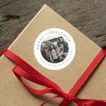 Personlig Fotojul Runt Klistermärke<br><div class="desc">Lägg till en nyck kärlek till din juletidsäsong. Det är häpnadsväckande designat med en familj porträtt, ditt namn, och den hjärtliga önskemålen av "GOD JUL, våra julklistermärken kan vara det finaste tillägget till dina julklappar eller den perfekt som avslutar hand om dina helgdag. Ge julen en ett streck av din...</div>