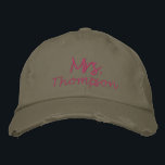 Personlig Framtida Bride ska vara mrs Rosa Script Broderad Keps<br><div class="desc">Fira den framtida bruden med den här personligens broderade basebollsockel, med "fru" i rosa manus. Snyggt och roligt är perfekt för möhippor, möhippor eller som en tänkbar gåva till den blivande briden. Anpassad design lägger till en personlig röra, skapar det en minnesvärd keepsaké som hon kommer att ta hand om...</div>