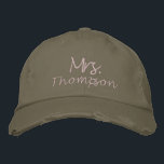 Personlig Framtida Bride ska vara mrs Rosa Script Broderad Keps<br><div class="desc">Fira den framtida bruden med den här personligens broderade basebollsockel, med "fru" i rosa manus. Snyggt och roligt är perfekt för möhippor, möhippor eller som en tänkbar gåva till den blivande briden. Anpassad design lägger till en personlig röra, skapar det en minnesvärd keepsaké som hon kommer att ta hand om...</div>