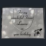 Personlig Friend Birthday<br><div class="desc">Silver personlig Birthday Gift Bag för en underbar vän</div>
