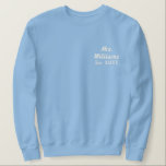 Personlig Fru Est er Date Day Gift for Bride Broderad Sweatshirt<br><div class="desc">personlig Ber om ditt datum,  förlovning-gåva till brud bröllop,  fiancefören,  brodersktröja,  monogram efternamn,  nylott tröjor,  modernt brodermakeradroféskript,  nyligen förlovade annonser hen do,  ny gifta bachelorette honeymoon resa,  anpassningsbar möhippa jul jumper,  ny årsdag för party dotter,  hennes födelsedagssnickare hoodie</div>