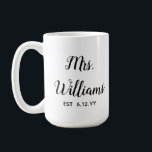 Personlig fru Est Ert datum närvarande för Bride Kaffemugg<br><div class="desc">personlig Ber ditt datum,  förlovning-gåva till brud bröllop,  present till brid bröllop-gåva,  monogram efternamn för nyare,  svart och vitt kalligrafskript,  möhippa-gåvor nyligen införda,  bridgåvor ny gifta mugg,  bachelorette-fest Fru mugg,  anpassningsbar mugg tea mugg honeymoon,  bride fiance födelsedagspresent</div>