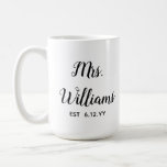 Personlig fru Est Ert datum närvarande för Bride Kaffemugg<br><div class="desc">personlig Ber ditt datum,  förlovning-gåva till brud bröllop,  present till brid bröllop-gåva,  monogram efternamn för nyare,  svart och vitt kalligrafskript,  möhippa-gåvor nyligen införda,  bridgåvor ny gifta mugg,  bachelorette-fest Fru mugg,  anpassningsbar mugg tea mugg honeymoon,  bride fiance födelsedagspresent</div>
