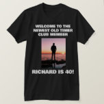 Personlig Funny 40th Milestone Birthday T-Shirt<br><div class="desc">Skapa ditt eget personlig-foto och 40-årsdagsljus för namn! Innehåller texten "Välkommen till den nyaste medlemmen i den gamla timern-Klubben" tillsammans med en plats där du kan anpassa dig till den namn och ålder du väljer. Den här skjortan är underbar för en överraskningsfest eller en födelsedagskalender. Kan bäras av födelsedagskalender och/eller...</div>