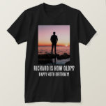 Personlig Funny 40th Milestone Birthday T-Shirt<br><div class="desc">Skapa ditt eget personlig-foto och 40-årsdagsljus för namn! Innehåller texten "Du är hur gammal?" och "Grattis på födelsedagen". Den här skjortan är underbar för en överraskningsfest eller en födelsedagskalender. Kan bäras av födelsedagskalender och/eller gäster. Den här mallen är lätt att anpassa med egen text och egen bild. Gör en underbar...</div>