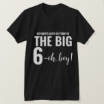 Personlig Funny 60:e milstolpen Birthday T-Shirt<br><div class="desc">Skapa din egen personlig namn 60:e milstolpe (eller någon annan) födelsedagskjorta! Texten "Gratulerar på att vrida 6-åh, pojke!" Den här skjortan är underbar för en överraskningsfest eller en födelsedagskalender. Kan bäras av födelsedagskalender och/eller gäster. Den här mallen är lätt att anpassa med egen text och egen bild. Gör en underbar...</div>