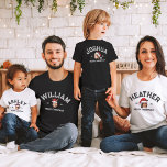 Personlig Funny Ansikte Photo Santa Hat-jul T Shirt<br><div class="desc">Gå in i feststämningen med vår familj och vänner Anpassningsbar Photo Ansikte Santa Hat Matching T-shirts till jul! Anpassa T-tröjan med vackra jultomtskjortor och lägg till din familjs ansikte för att göra det unikt för dig. Den här skjortan är perfekt för foton eller helgdag för familj och vänner. Perfekt för...</div>
