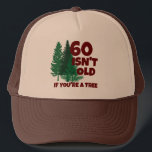 Personlig Funny Birthday Gamge Truckerkeps<br><div class="desc">Anpassningsbar Birthday-designen med grönt Forest träd med det roliga citatet (ålder) är inte gammal,  om du är träd. Den här underbara gag-presenten kommer att få det mest skrattande på Födelsedagsfesten.</div>