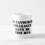 Personlig Funny Colleague Gift Secret Santa Kaffemugg<br><div class="desc">Lustigt Personlig Citat Mugg med "Min favoritkollega gav mig i Mugg" som sa till arbetskamrat, födelsedagspresent, hemlig jultomt, jul, lämnande gåva eller nära vän. Det kommer säkerligen att medföra lite humor och skratt. Lämplig för manar , kvinnlig eller arbetskollega eller vän som betraktar dig som sin favoritperson. Text är anpassade...</div>