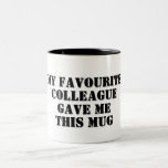 Personlig Funny Colleague Gift Secret Santa Två-Tonad Mugg<br><div class="desc">Lustigt Personlig Citat Mugg med "Min favoritkollega gav mig i Mugg" som sa till arbetskamrat, födelsedagspresent, hemlig jultomt, jul, lämnande gåva eller nära vän. Det kommer säkerligen att medföra lite humor och skratt. Lämplig för manar , kvinnlig eller arbetskollega eller vän som betraktar dig som sin favoritperson. Text är anpassade...</div>