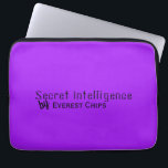 Personlig funny på Bright Violet Laptop Fodral<br><div class="desc">I teckningen finns anpassadets typografi med texten "Secret Intelligence by [Namn]" på levande,  blå violett färg. Anpassa objektet genom att lägga till ditt namn. Om du vill ha speciella förfrågningar eller frågor kontaktar du konstnären på wafadahdalcreates@gmail.com. © Wafa Y. Dahdal - Med förbehåll för alla Höger.</div>