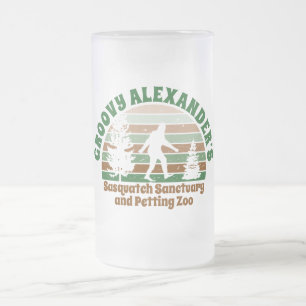 Personlig Funny Sasquatch Sanctuary Frostat Ölglas