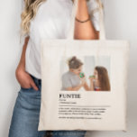 Personlig Funtie Definition Quote Tygkasse<br><div class="desc">Den här Funtie-definitionsteckendesignen är perfekten för att fira det speciella band som din syster delar med ditt barn som "Roligt Moster". Det här är något som inte bara gör hennes liv ljusare, utan också fångar den unika glädje och kärlek som hon ger till din familj. Vare sig det är för...</div>