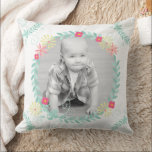 Personlig Garland Blommigt Baby Photo Kudde<br><div class="desc">Baby Photo inuti en blommigt krans ram på en underbar kudde. Perfektens gåva till mormor!</div>