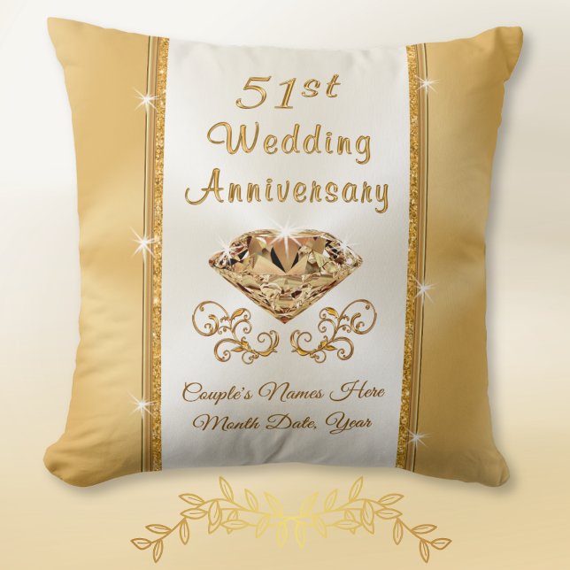 Personlig gåva för 51-års bröllopsdag. Kudde (51 year wedding anniversary gift. 51st anniversary gift for parents, grandparents and couple. Golden)