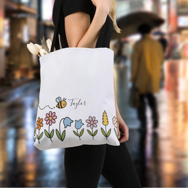 Personlig gåva med bin och färgglada blommor tygkasse (Bee and Colorful Flowers Personalized Gift Tote Bag
by Ricaso. Add own text to this cute bag)