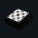 Personlig Geometric Mönster Black White Minnesask<br><div class="desc">En modern geometrisk quatrefoil svart och vit mönster-lackerad smycke- eller keepsakträlåda med en snyggt modern dekorativ keramisk plattlock. Lägg till initialerna.</div>