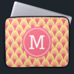 Personlig Geometric Rosa  Monogram Laptop Fodral<br><div class="desc">Den här snyggten laptop sleeve med monogrammet har en unik geometrisk mönster i skuggor av rosa. Anpassa den genom att ersätta platshållartexten. Om du vill ha fler alternativ, till exempel att ändra teckensnitt, klickar du storlekt på knappen "Anpassa". *Observera att Zazzle Watermark som visas i zoomförhandsvisningen INTE visas på den...</div>