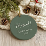 Personlig Gift par handskriven Grönt Julgransprydnad Keramik<br><div class="desc">Fira din första jul som ett gift par med den här personligen boho grönt keramisk prydnad. Med ett charmerande handskript, visningar denna prydnadsande vackert namn på bruden och brudgummen, tillsammans med året. Den ärliga tonen i grönten tillför en aning naturlig elegans, skapar den vara en perfekt som är viktig för...</div>