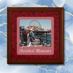 Personlig Gifts for Older Parents Par Red Minnesask<br><div class="desc">Vår Personlig Gifts for Older Parents Par Red-presentlåda är ett tänkvärt mästerverk. Mot bakgrund av att blommigten i rikens vintage är röd blir den här lådan ett kärl av omhuldade minnen. Med alternativet att lägga till ett personligt foto och en personlig text omvandlas det till ett fönster med delade stunder...</div>