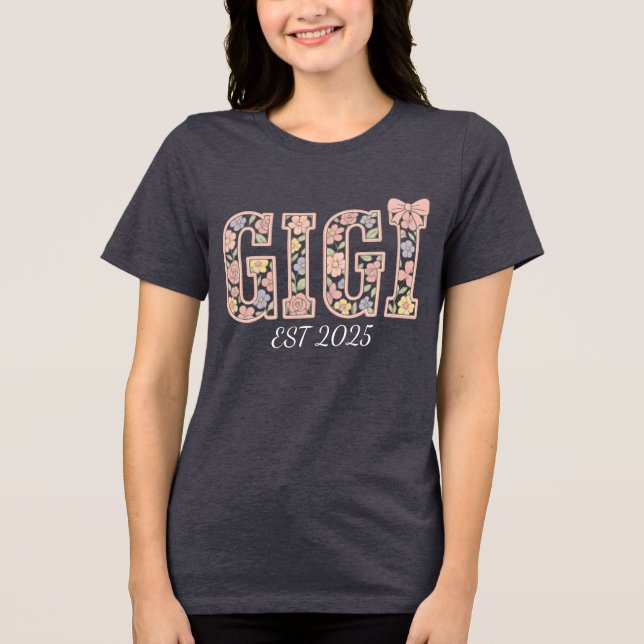 Personlig Gigi Est 2025 Blommigt Gigi T Shirt (Framsida)