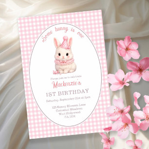 Personlig Gingham Some Bunny Is One Födelsedag Inbjudningar