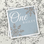 Personlig Girl's Winter Snowflake 1:a födelsedagen Pappersservett<br><div class="desc">Personlig-flickans vintersnöflumma 1:a födelsedag pappra blöjor är perfekten som tillägg till varje snöflingtema första födelsedagsfesten. Dessa blöjor har en blå och silver glitter-design som kommer att se underbar ut med dina andra förråd och dekorationer från party på vintern.</div>