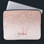 Personlig Girly Ro Glitter Guld Sparkles Namn Laptop Fodral<br><div class="desc">Personlig Girly Ro Guld Glitter Sparkles Namn ombre datorsleeve. En modern rosa för anpassningsbar och personlig i elegant med namn och ett modernt monogram på en snyggt för fodral i ro i guld och glitter i och rosa i färg i . Denna söt, klassutskrivna bild är feminin, glam, snyggt och...</div>