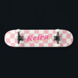 Personlig Girly Rosa White Checker Mönster Mini Skateboard Bräda 18,5 Cm<br><div class="desc">Din dotter kommer att kärlek den här giriga skateboard av JessicaAmber! Har en pastellrosa och vit vågigt schackbräde mönster. Texten i mitten finns i ett rosa-retrotypsnitt med en skugga. Redigera om du vill lägga till mottagarens namn (kort namn fungerar bäst). Du kan också ändra färg på alla delar i Zazzle-redigeraren....</div>