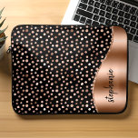 Personlig Glam Paint Spots Ro Guld Black Laptop Fodral<br><div class="desc">Den här formgivningen har en chic mönster av metallfärgfläckar i ro guld på en svart bakgrund på den lämnat, och en bild av folie i guld på ro på högerna i form av en våg som gränsar till ro guld. Anpassa den med ditt namn eller monogram i ett svart, handskrivet...</div>