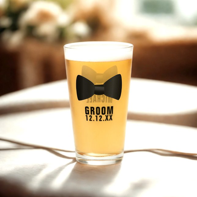 Personlig glas tumblr för brudgummens smokingskjor (For your bachelor party! Add their name and your wedding date to this fun black bow tie glass)