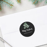 Personlig God jul Berries Löv Black Runt Klistermärke<br><div class="desc">Den här eleganten dekoreras julmärket med vattenfärgsmistletoe löv och bär på snyggtens svarta bakgrund. Enkelt anpassade. Underbar för använda som märkre för gåvor,  parti föredrar märkre,  kuvertförseglingar med mera! Ursprunglig vattenfärg © Michele Davies.</div>