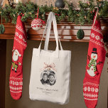 "Personlig God jul med foto Tygkasse<br><div class="desc">"Högtidlighålla säsongen med den här Personligen God jul Tote Bag, med ditt anpassningsbar-foto. Den här mångsidiga och festliga väskan är perfekt för helgdag, ge gåva eller daglig använda. Lägg till ett speciellt foto för att göra det till en unik och tankfull gåva som vänner och familj kommer att vårda i...</div>
