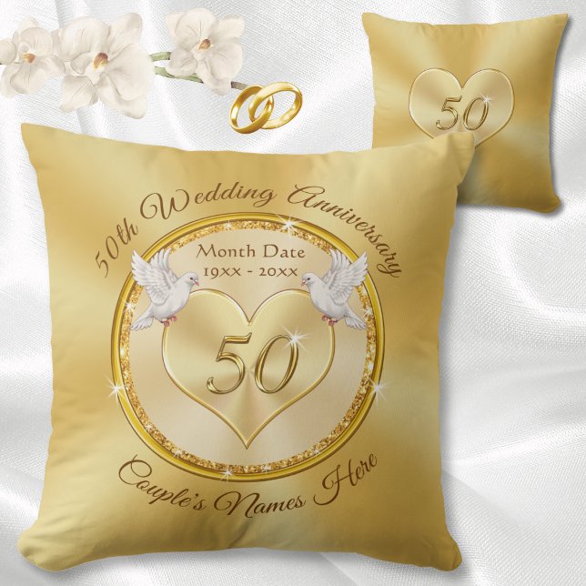Personlig Golden Bröllop-årsgåvor, Kudde (Golden wedding anniversary gift ideas. Pretty Love Birds over over 50th anniversary pillows, Heart.)