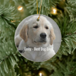 Personlig Golden Retriever Hund Photo and Namn Julgransprydnad Keramik<br><div class="desc">Anpassa den här nyckeluppgiften med hund eller valpens foto och namn (eller annat foto för sällskapsdjur eller människa/namn). Texten lyder "Bästa Hund någonsin" eller lägg till din egen text - Vi kärlek Daisy (hund namn), hund födelsedag eller passeringsdag. Klicka bara på "anpassa" om du vill lägga till personligen, ändra teckensnittet...</div>