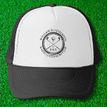 Personlig Golf Klubb Namn Classic Keps<br><div class="desc">De här golfplattorna är idealiska för alla golfklubbar och golfplatta klubbar. De har en klassisk överkorsad golfplatta klubbar och frimärke-åldrasens golfreflexeffekt. Anpassa med namn i klubben,  golf klubb namn och det år då golfklubben inrättades. Designad av Thisisnotme©</div>