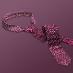 Personlig Golf Monogram Namn Burgundy Golf Boll Slips<br><div class="desc">Med den här personligens golfslips tillför du en liten sportisk sofistikering med en snyggt Burgundy-bakgrund och ett monogram golf boll mönster. Perfekt för golf älskare, pappor, marskalkar eller någon som gillar matchen, den här anpassningsbarna kan vara personlig med ditt namn för en unik gåva. Vare sig du är på resmål...</div>