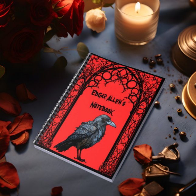 Personlig Gothic Raven Anteckningsbok (A notebook with a raven and gothic frame on the cover lies on a table.)