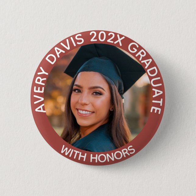 Personlig Graduate Foto År Med Heder Röd Knapp (Framsida)