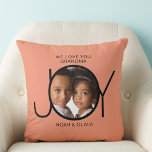 Personlig Grandchildren Namn Photo Grandma Kudde<br><div class="desc">Det här enkla fotot och snyggten dekorativ kudde för din mormor är dekorerat med ord JOY och säger "We Kärlek You Grandma" på en terracotta bakgrund. Anpassade enkelt med ditt foto och barnbarns namn. Gör en perfekt till mormor.</div>