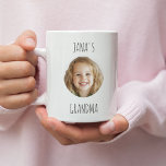 Personlig Grandma Gift | Anpassningsbar Grandchild Kaffemugg<br><div class="desc">Önska mormor med en personlig med en uppriktig gåva med hennes barnbarns ansikte-foto! Den här unika nyckelfrågan är perfekt för födelsedagar, helgdagar eller bara för att visa hur mycket du bryr dig. Skapa en tankfull och sentimental gåva som firar hennes kärlek för familjen och som gör varje ögonblick oförglömlig. Anpassa...</div>