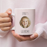 Personlig Grandma Mugg med Grandchild's Photo<br><div class="desc">Överraska mormor med en mugg som hon kommer att uppskatta varje morgon! Det här mjuka pastellkaffet mugg har en anpassningsbar foto av sitt barnbarn och är personlig med barnets namn och "mormor". Vare sig det är till Mor, hennes födelsedag eller bara för att den här hjärtliga presenten värmer hennes hjärta...</div>