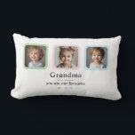 Personlig Grandma Photo | Anpassningsbar Gift Lumbarkudde<br><div class="desc">Firar mormor med en gåva som hon kommer att uppskatta för evigt! Den här personligens fotolägelkudde innehåller tre bildfack med mjuk pastel gräns och det hjärtliga meddelandet "Morma, du är vår favorit". Lägg till dina barns eller barnbarns foton för en verkligt meningsfull och mysigt keepé. Perfekt för födelsedagar, Mor dag,...</div>