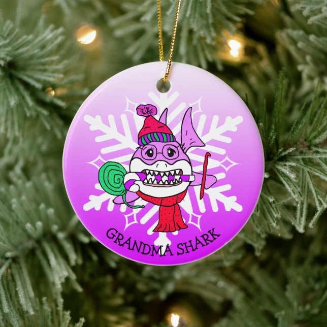 Personlig Grandma Shark and Snowflake Julgransprydnad Keramik (Träd)