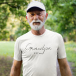 Personlig Grandpa EST 2025 | Ny morfar T Shirt<br><div class="desc">Låt honom spela en ny roll för enkelheten i snyggten. Den här Personligen "Grandpa EST 2025" T-Shirt har ett rent, handskrivet skript i stil som är både modernt och meningsfullt. Den mjuka, bekväma bomullsgarantin är perfekt för vardaglig bära och gör en hjärtlig gåva till första gången-farmare. Underbaren för baby avslöjar,...</div>