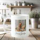 Personlig Grandpa Photo Gift Kaffemugg<br><div class="desc">Fira kärlek mellan morföräldrar och barnbarn med det här personligen fotot mugg. På ena sidan finns fotot och namn, som "Olivias morfar", på andra sidan visningar det hjärtliga citatet: "Memorials made made with Grandpa is evideo", parad med ett sött rött hjärta. En varm och meningsfull gåva till födelsedagar, Far-dagen, eller...</div>