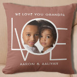 Personlig Grandpa Photo Kudde<br><div class="desc">Det här är vi Kärlek. Du,  farfar Photo Pillow,  är dekorerad med ord KÄRLEK i vit typografi på en brun bakgrund. Anpassade enkelt med ditt foto och namn. Perfekt som farfars gåva.</div>